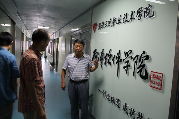 校長游敏（右一）、董事長陳相陽（右二）查看教學(xué)場所